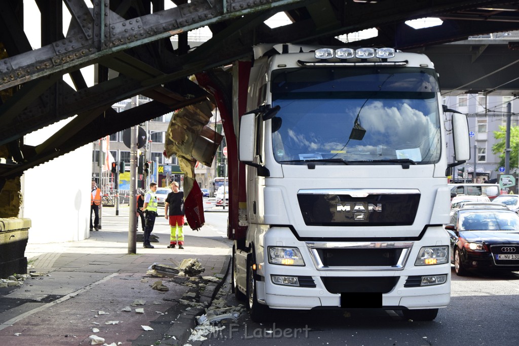 LKW blieb unter Bruecke haengen Koeln Deutz Opladenerstr Deutz Muelheimerstr P016.JPG - Miklos Laubert